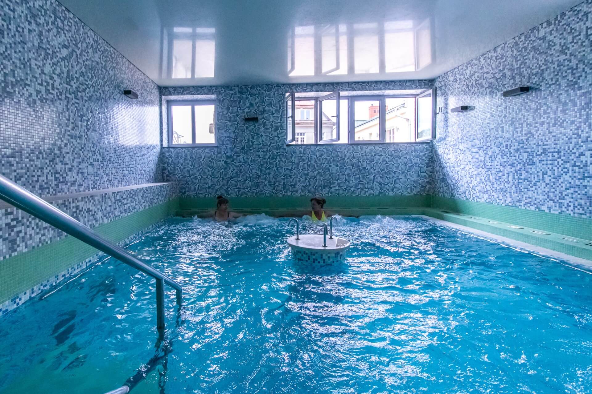 Basen w Sanatorium Wiktor Cechini Medical & SPA Żegiestów-Zdrój