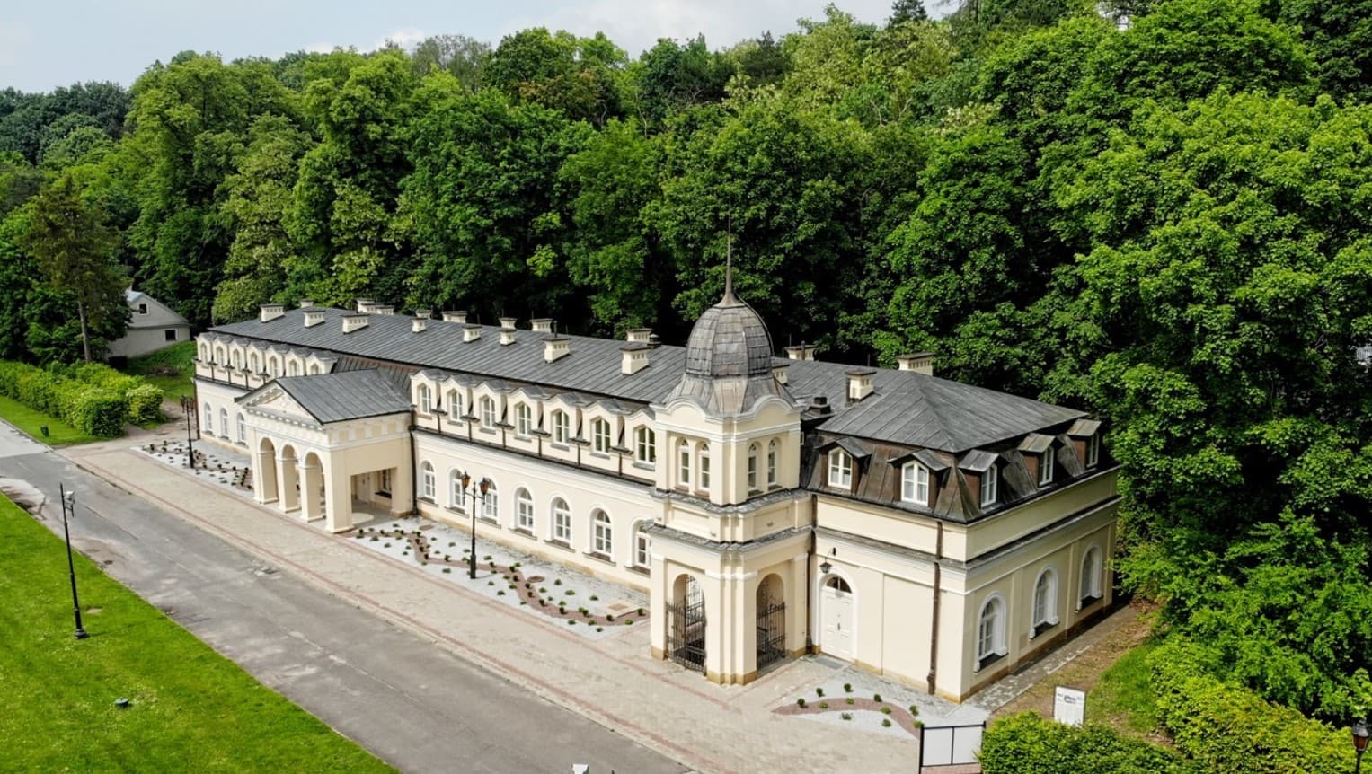 Budynek główny Starych Łazienek w Uzdrowisku Nałęczowie
