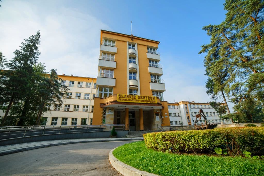 Budynek główny w Śląskim Centrum-Rehabilitacyjno-Uzdrowiskowym w Rabce-Zdroju