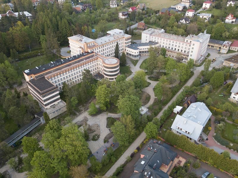 Budynek główny w Śląskim Centrum-Rehabilitacyjno-Uzdrowiskowym w Rabce-Zdroju
