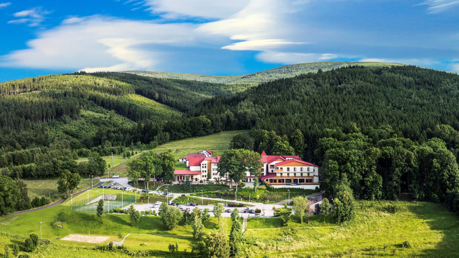 Budynek główny Hotelu Medical & Spa Malinowy Dwór w Świeradowie-Zdroju