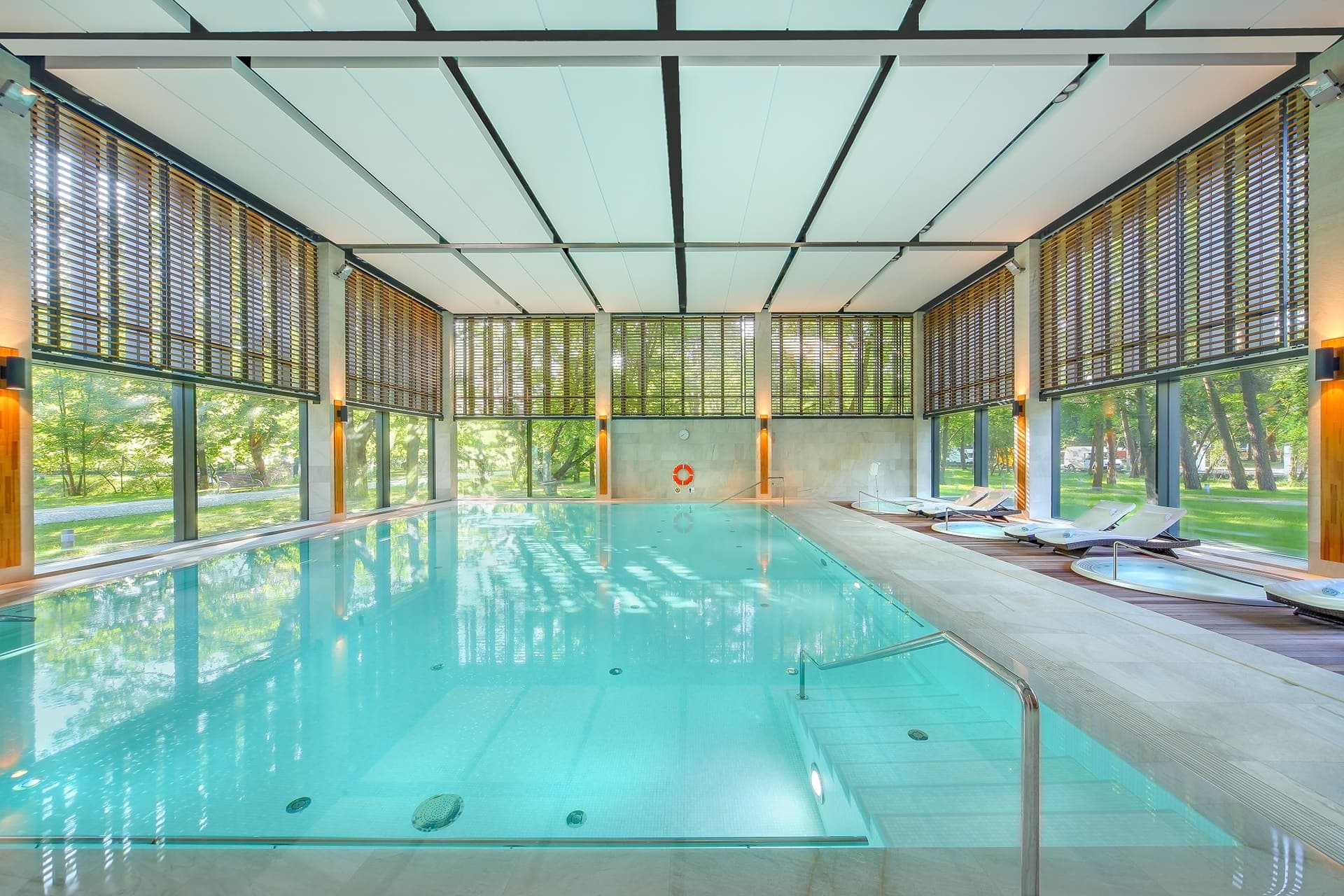 Basen w Eva Park Life & Spa w Konstancinie-Jeziornie
