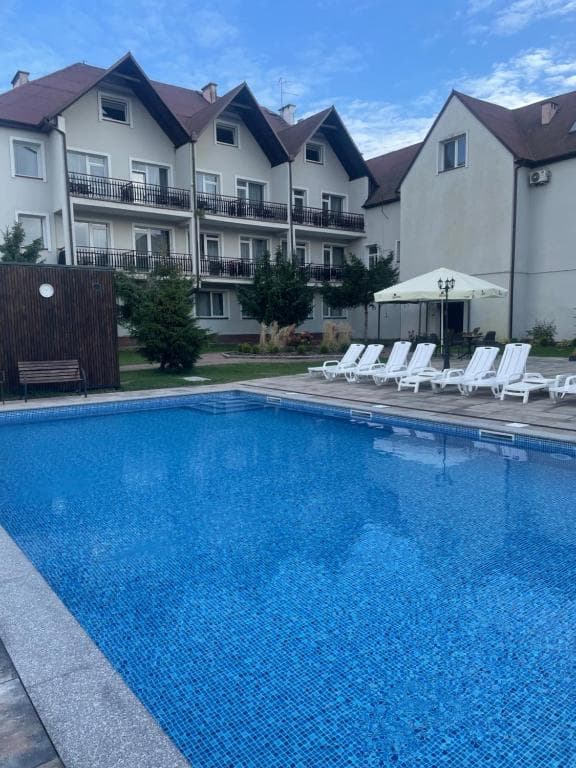 Basen w Hotelu Kurpia Arte w Nowogrodzie