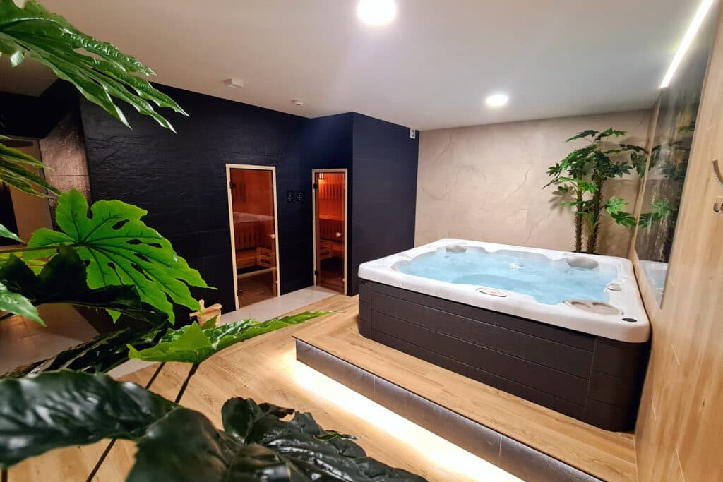 Jacuzzi w Hotelu Kurpia Arte w Nowogrodzie