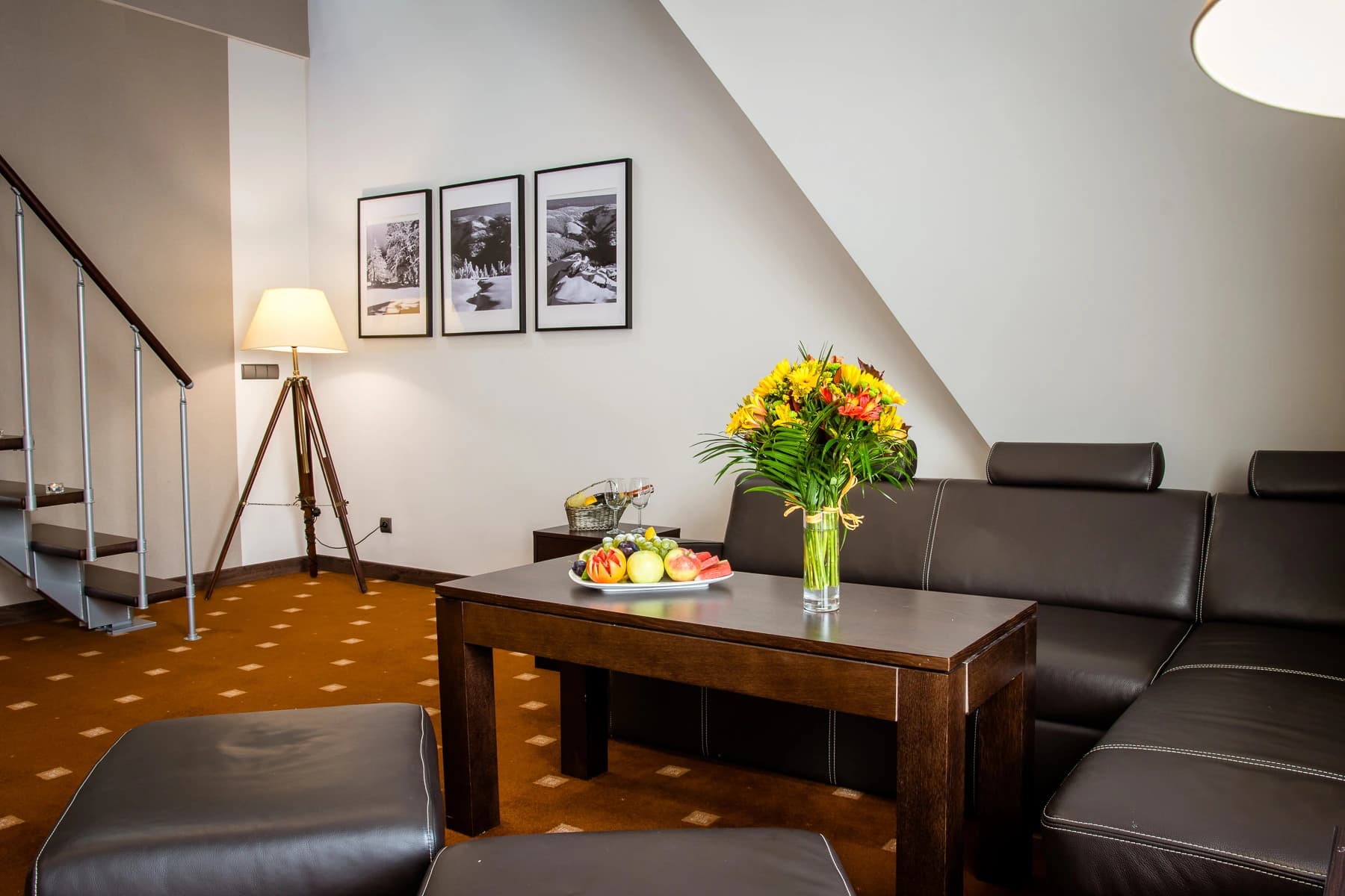 Część dzienna apartamentu studio z otwartą antresolą w Dworze Elizy w Długopolu-Zdroju.